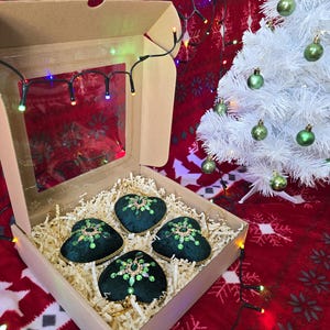 Set of 4 Emerald Green Velvet Heart Ornaments – Handmade Christmas Baubles with Crystals – Elegant Holiday Decor in Gift Box